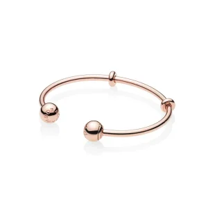 (slika za) PANDORA Rose™ Open Bangle, kape z logotipom PANDORA - 586477