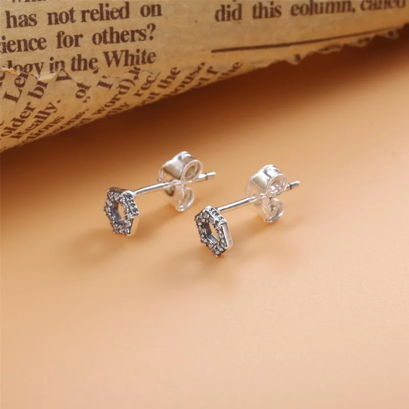 (slika za) PANDORA Bleščeči uhani s šesterokotnimi čepki iz satja - 298800C01 - Ogled 3