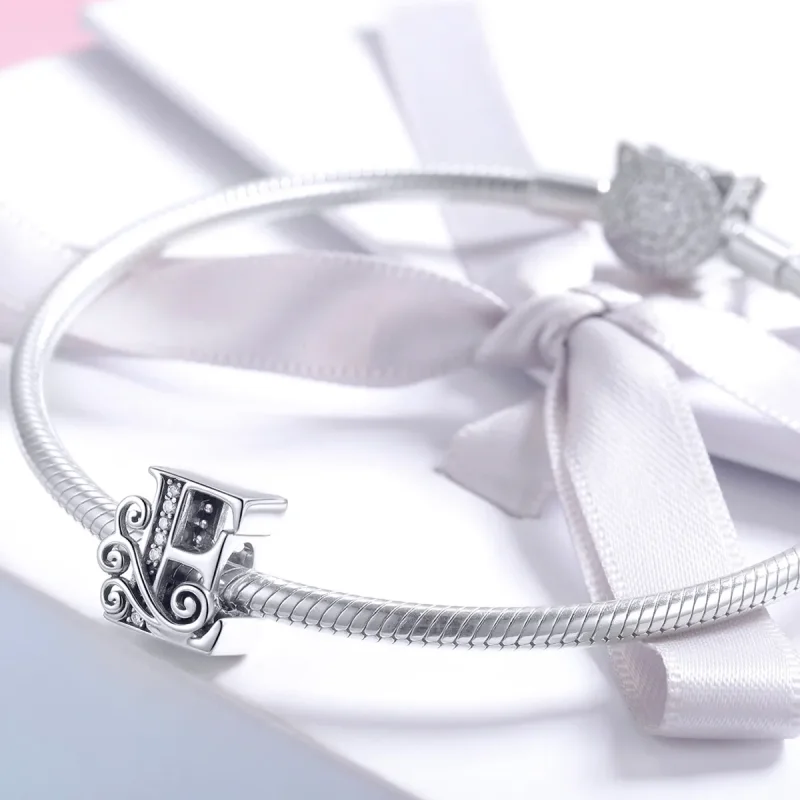 (slika za)  Obesek s bleščečimi rožicami v obliki črke E v stilu Pandora - BSC030-E - Ogled 3