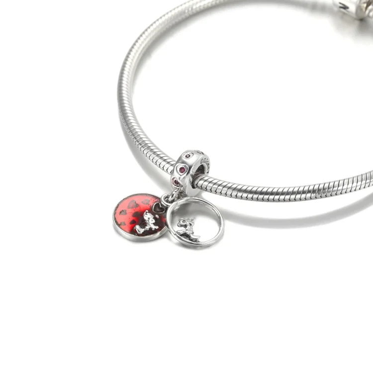 PANDORA Obesek Disney zaljubljencev Miki in Mini Miške s katerega kar puhtijo poljubčki in ljubezen. - 799298C01