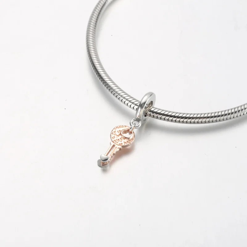 (slika za) PANDORA Dvobarvni ključ in viseči obesek v obliki srca - 782510C00 - Ogled 4