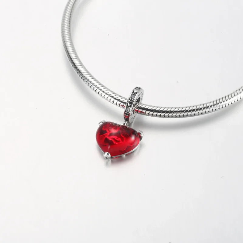 (slika za) PANDORA Viseči obesek iz rdečega muranskega stekla s poljubom Disneyjevih Mikija - Ogled 4