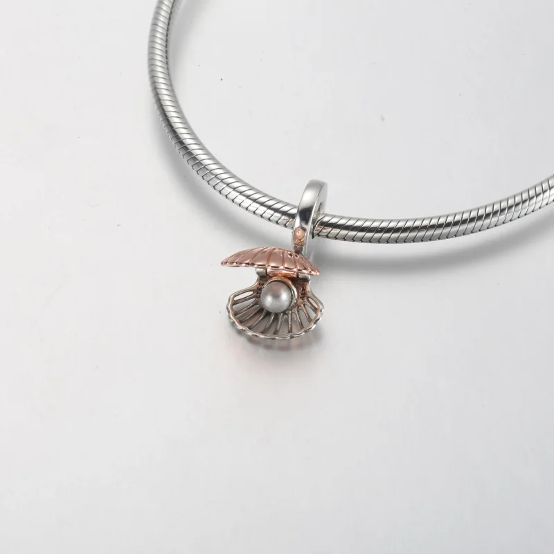 (slika za) Viseči obesek iz morskih školjk in obdelanih sladkovodnih kultiviranih biserov P - Ogled 5