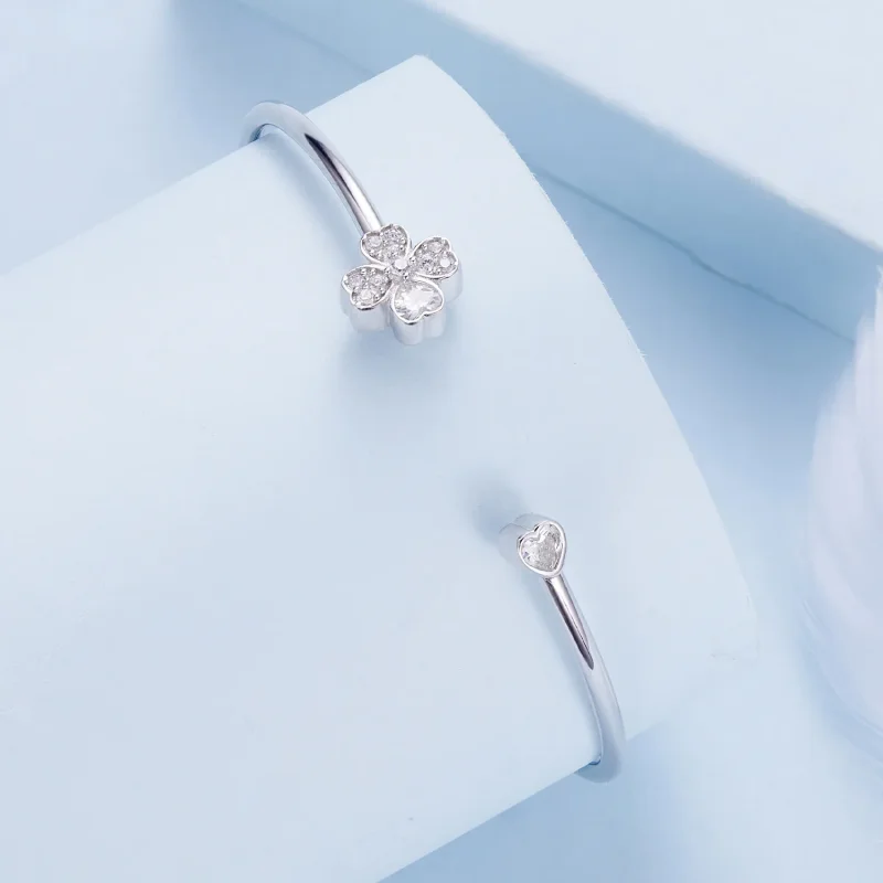 (slika za) Odprta zapestnica s štiriperesno deteljico v slogu Pandora - BSB134 - Ogled 2