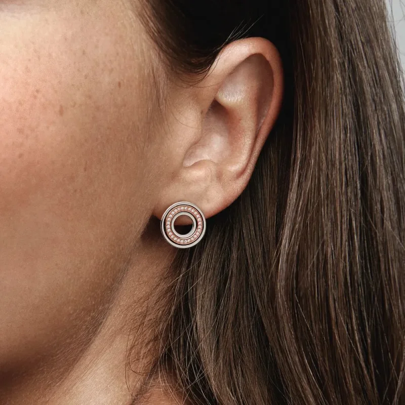 (slika za) Dvobarvni klinasti uhančki Pandora Signature z logotipom in v slogu pavé - 28278 - Ogled 3