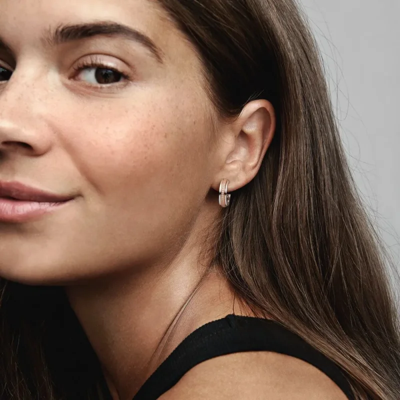 (slika za) Dvobarvni obročasti uhani Pandora Signature z logotipom in v slogu pavé - 282737 - Ogled 2