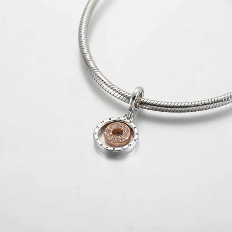 (slika za) Dvobarvni viseči obesek s krogi in logotipom Pandora - 782287C01 - Ogled 5