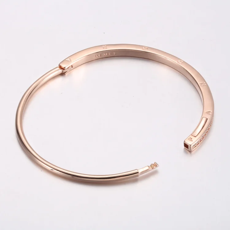 Obročasta zapestnica Pandora Signature I-D v slogu pavé - 582313C01