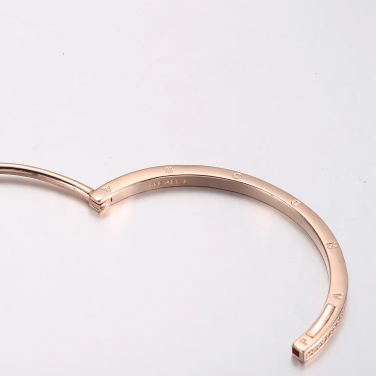 Obročasta zapestnica Pandora Signature I-D v slogu pavé - 582313C01