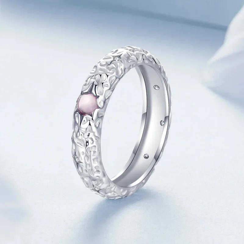 (slika za) Širok prstan s teksturo v stilu PANDORA - BSR604 - Ogled 2