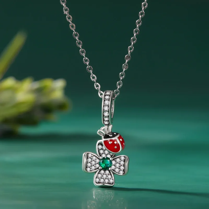 (slika za) Obesek z obeskom v obliki srečne deteljice in pikapolonice v stilu Pandora - SCC - Ogled 2