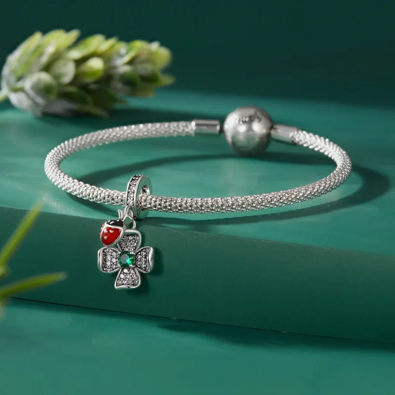 (slika za) Obesek z obeskom v obliki srečne deteljice in pikapolonice v stilu Pandora - SCC - Ogled 3