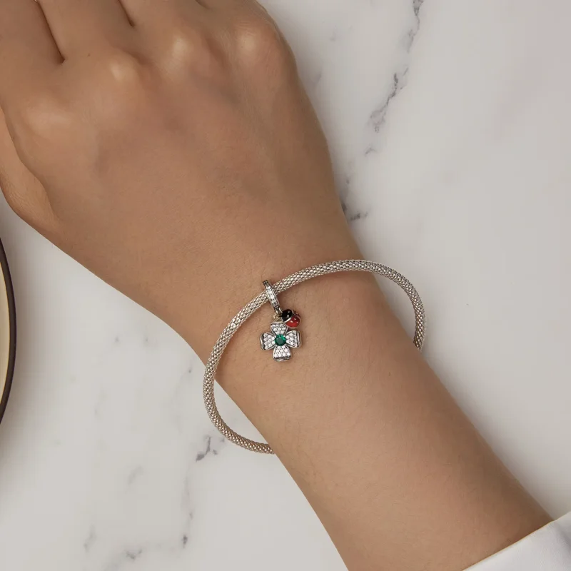 (slika za) Obesek z obeskom v obliki srečne deteljice in pikapolonice v stilu Pandora - SCC - Ogled 5