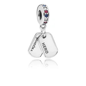(slika za) Viseči obesek PANDORA Hero Dog Tag, večbarvni CZ in modri kristali - 797659CZRMX