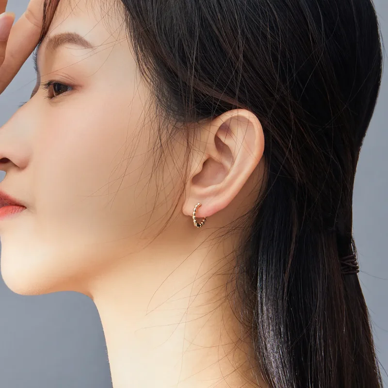 (slika za) Pandora Style 18ct pozlačeni majhni kroglični uhani v obliki obroča - SCE807-B - Ogled 6