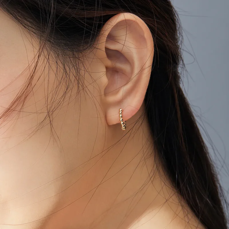 (slika za) Pandora Style 18ct pozlačeni majhni kroglični uhani v obliki obroča - SCE807-B - Ogled 7