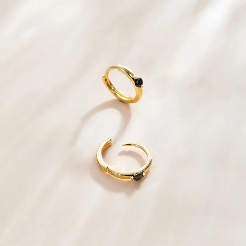 (slika za) Pandora Style 18ct pozlačeni črni kroglični uhani v obliki obroča - SCE1050-BK - Ogled 3