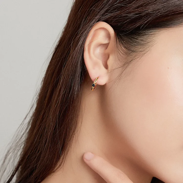 Pandora Style 18ct pozlačeni črni kroglični uhani v obliki obroča - SCE1050-BK