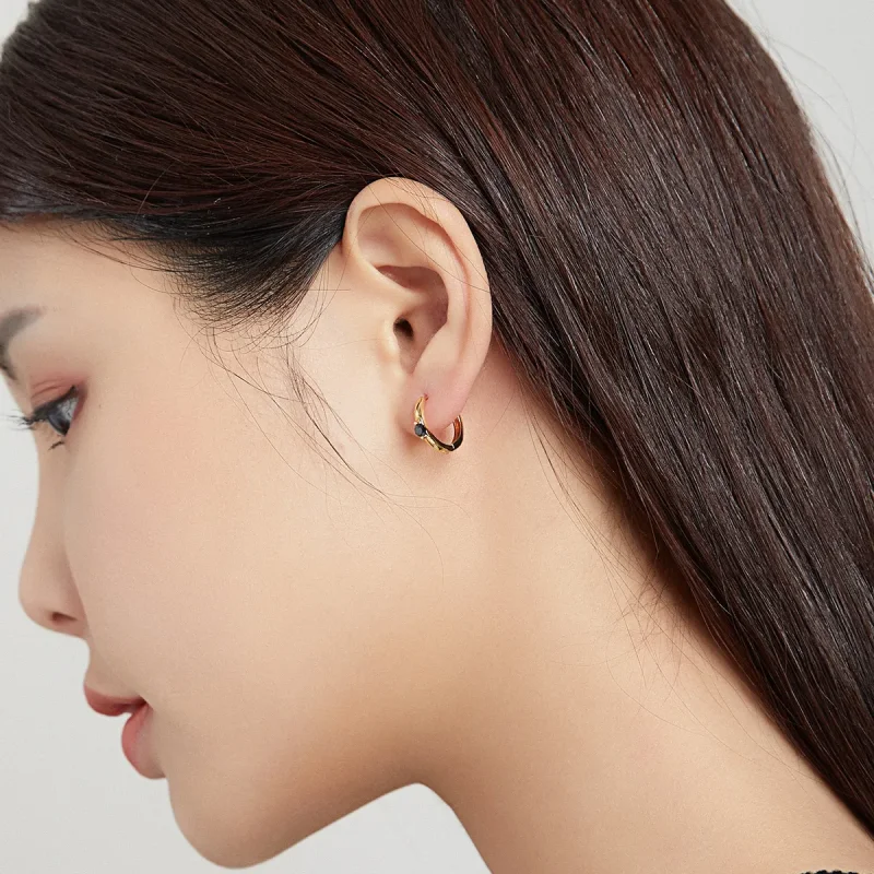 (slika za) Pandora Style 18ct pozlačeni črni kroglični uhani v obliki obroča - SCE1050-BK - Ogled 6