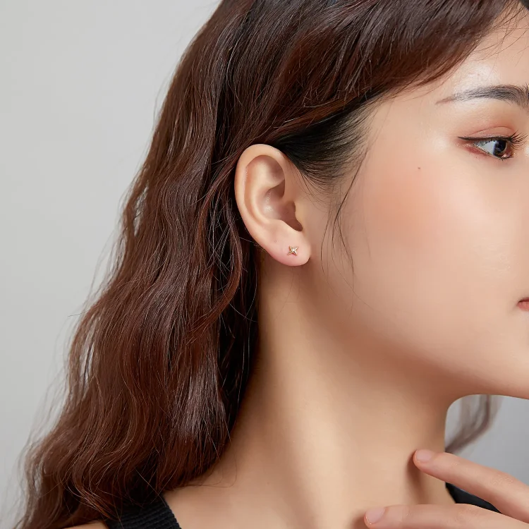 Pandora Style 18ct pozlačeni uhani z zlatimi zvezdami - SCE1117