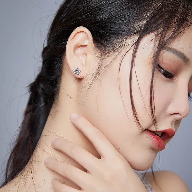 (slika za) Srebrni uhani z žebljički v obliki metulja in rožic v slogu Pandora - SCE887 - Ogled 7