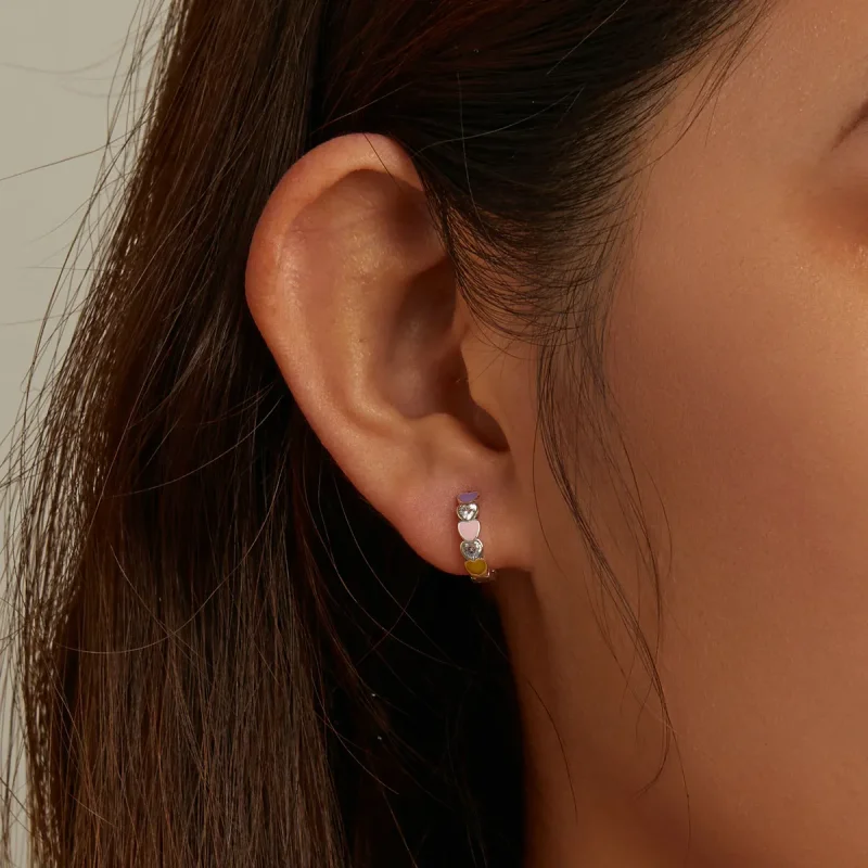 (slika za) Obročasti uhani v obliki mavričnih srčkov v slogu Pandora - SCE1342 - Ogled 5