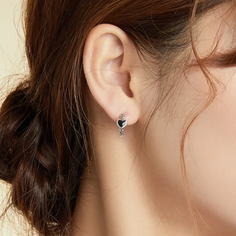 (slika za) Črni obročasti uhani v obliki srca Pandora - BSE456 - Ogled 5