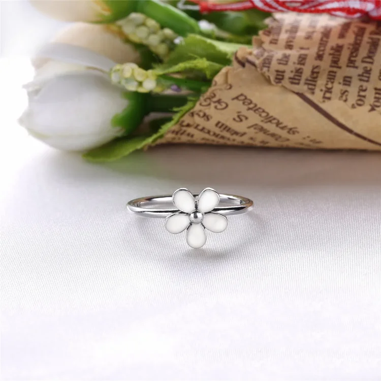 PANDORA Darling Daisy z belim emajliranim prstanom UPOKOJENA - 190899EN12