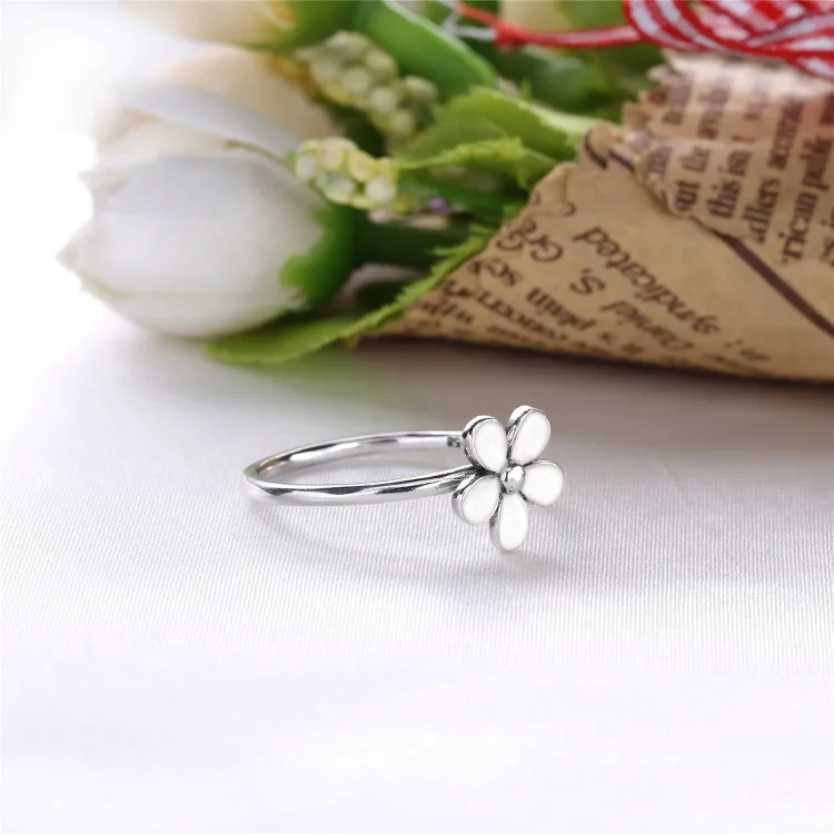 PANDORA Darling Daisy z belim emajliranim prstanom UPOKOJENA - 190899EN12